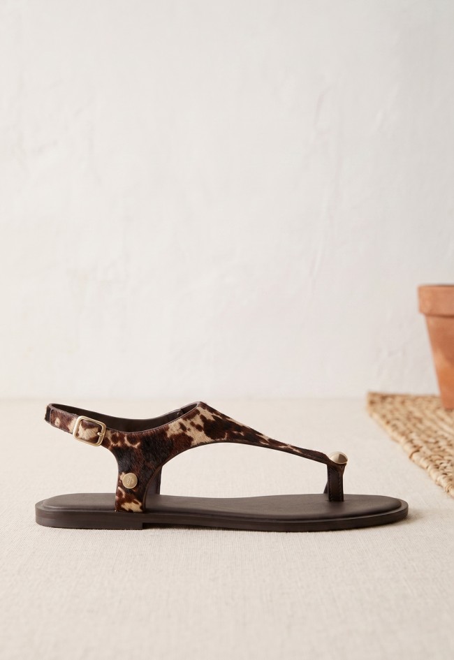 Sandalia plana animal print de piel TOP 3 con aire sofisticado con detalle metalizado
