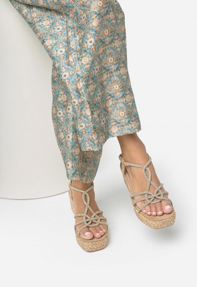 Sandalia de cuña Alma en Pena 50752 arena con tiras brillantes entrelazadas