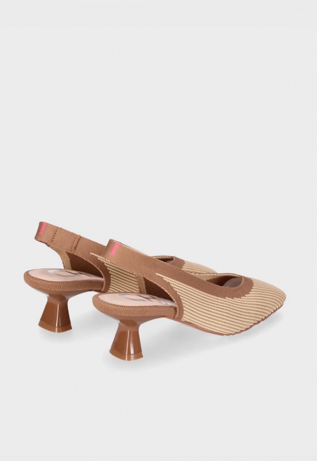 Zapato destalonado Chika10 AMBAR 01 de tejido elástico beige y camel