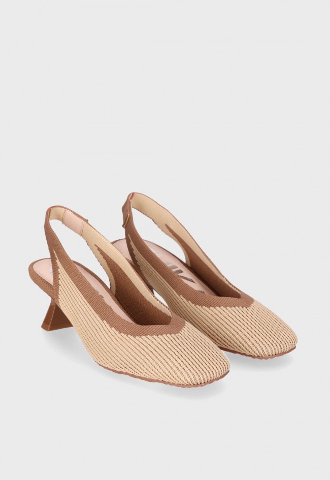 Zapato destalonado Chika10 AMBAR 01 de tejido elástico beige y camel
