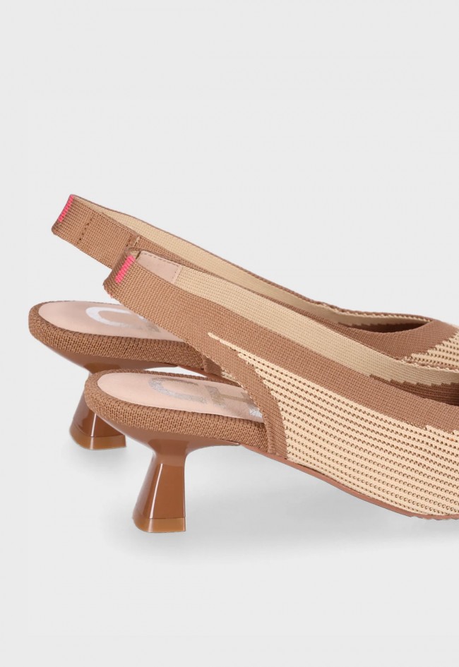 Zapato destalonado Chika10 AMBAR 01 de tejido elástico beige y camel