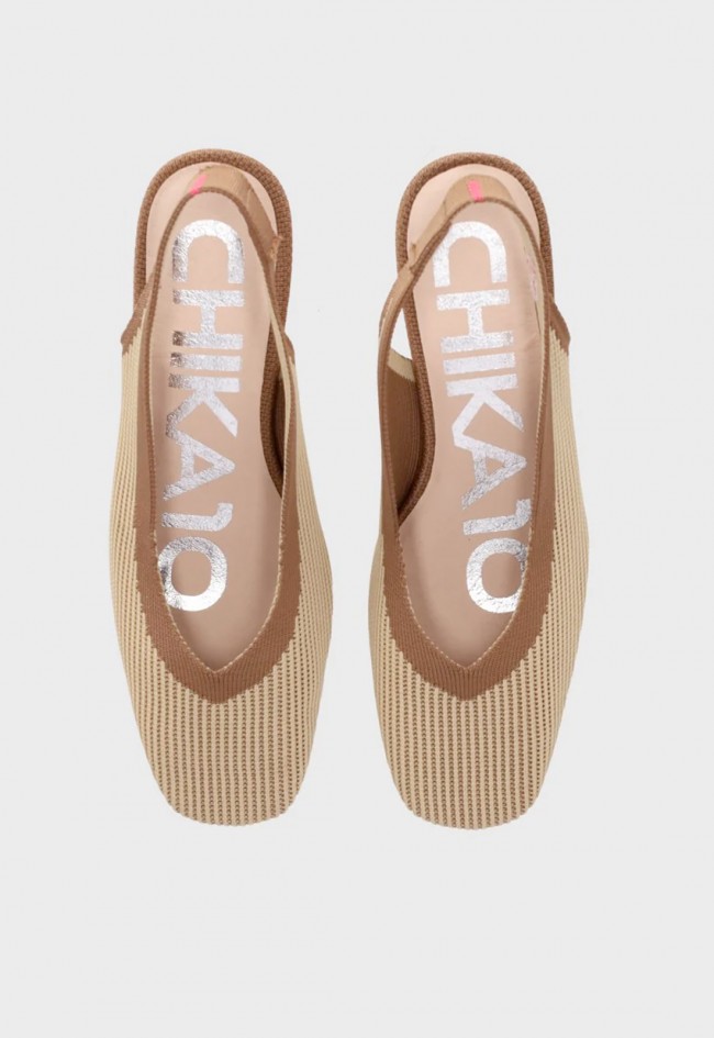 Zapato destalonado Chika10 AMBAR 01 de tejido elástico beige y camel