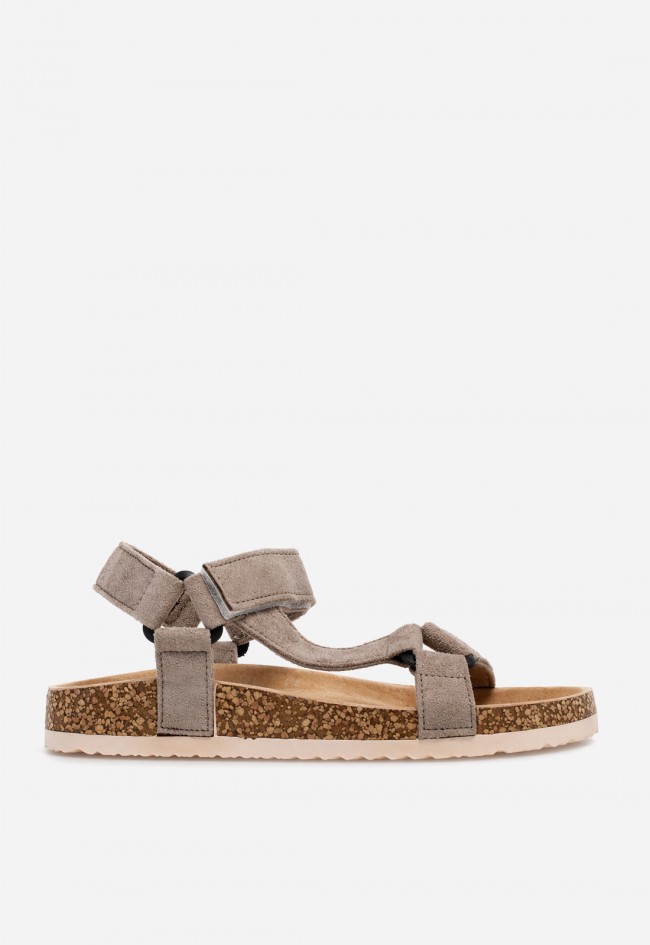 Sandalia plana taupe de mujer con velcro Why Pink? 27-1223, comodidad chic para tu día a día