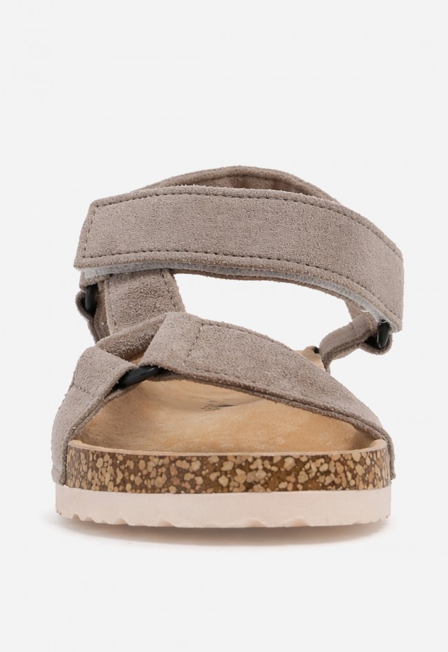 Sandalia plana taupe de mujer con velcro Why Pink? 27-1223, comodidad chic para tu día a día