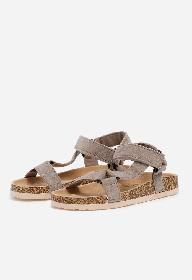 Sandalia plana taupe de mujer con velcro Why Pink? 27-1223, comodidad chic para tu día a día