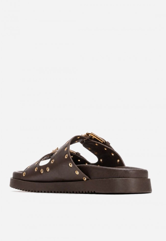 Sandalia plana de mujer Xti 14508301 moka con tachuelas y estilo bio para looks con actitud