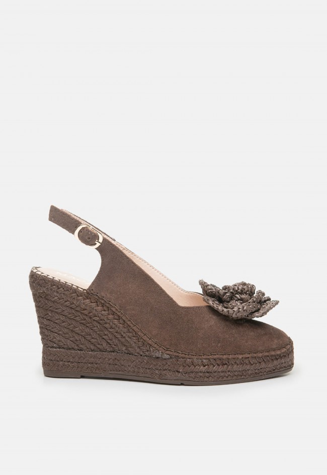 Alpargata de mujer Macarena Denis Brown en serraje marrón con flor artesanal para un verano sofisticado
