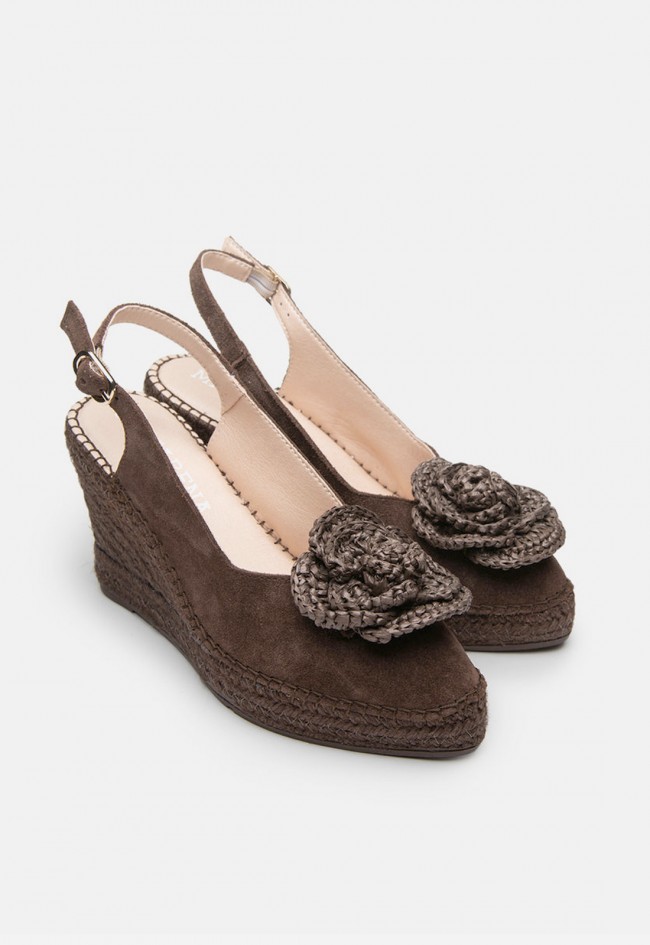 Alpargata de mujer Macarena Denis Brown en serraje marrón con flor artesanal para un verano sofisticado