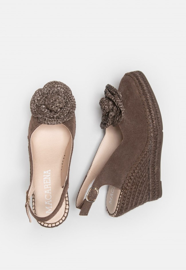 Alpargata de mujer Macarena Denis Brown en serraje marrón con flor artesanal para un verano sofisticado