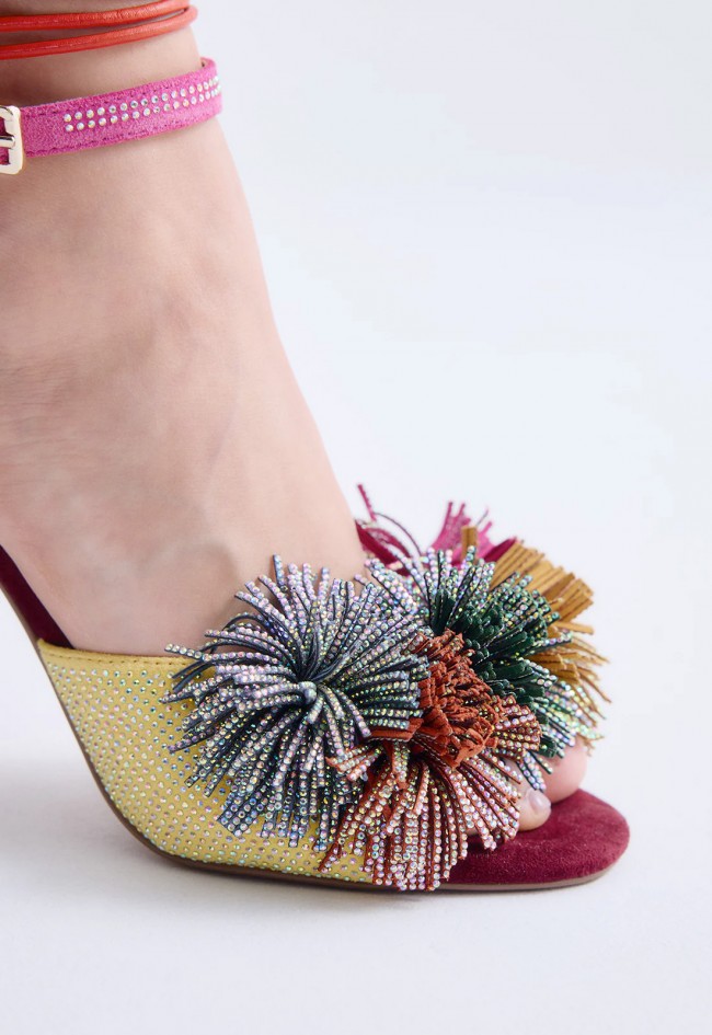 Sandalia de tacón EXE Jenifer-725 rosa y amarillo con pompones brillantes para invitada con estilo