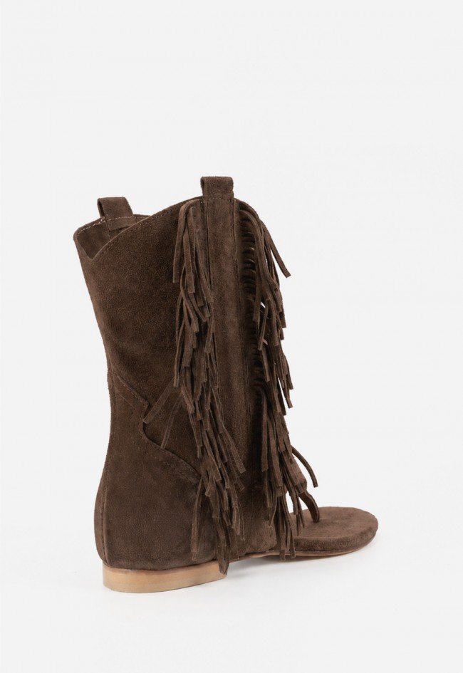 Sandalia boho de mujer en serraje marrón Mimmu Helena con flecos y tachuelas estilo festival