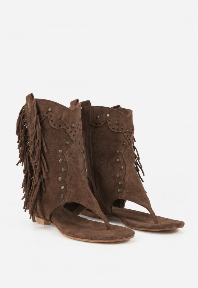 Sandalia boho de mujer en serraje marrón Mimmu Helena con flecos y tachuelas estilo festival