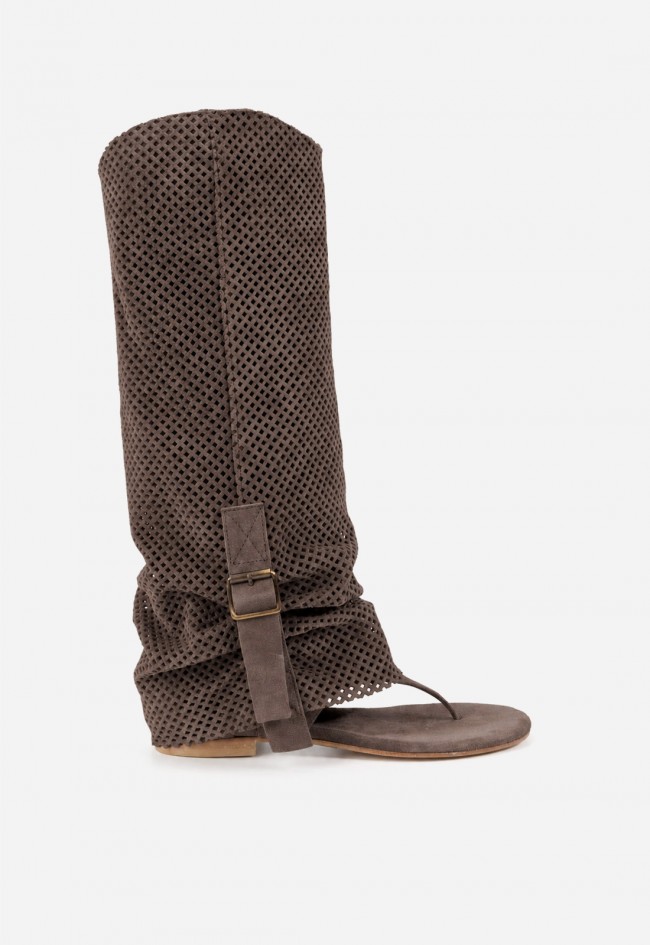 Sandalia campera de mujer en serraje marrón Mimmu Maya perforada Made in Italy de estilo boho