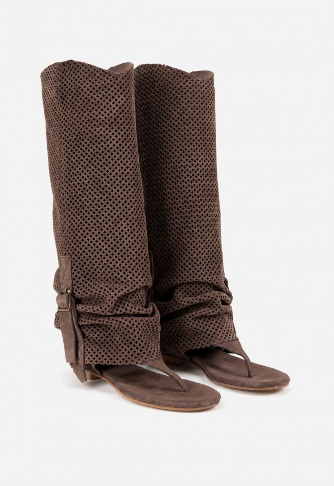 Sandalia campera de mujer en serraje marrón Mimmu Maya perforada Made in Italy de estilo boho