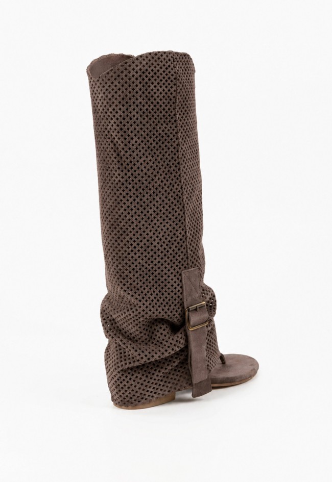 Sandalia campera de mujer en serraje marrón Mimmu Maya perforada Made in Italy de estilo boho