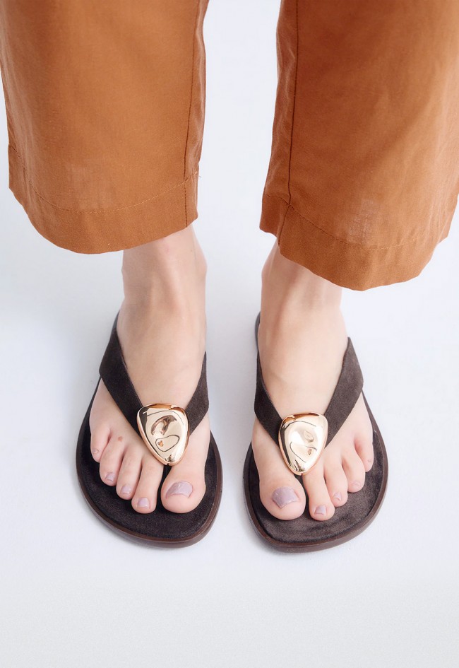 Sandalia plana mujer EXE 566 Zizel Suede Brown en piel marrón – elegancia dorada para tus looks de verano