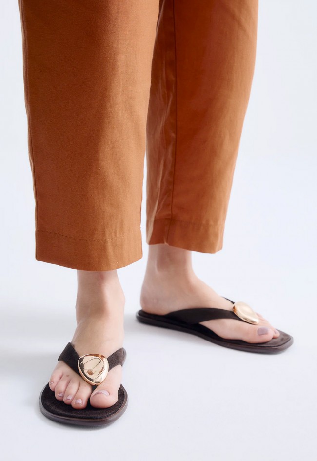 Sandalia plana mujer EXE 566 Zizel Suede Brown en piel marrón – elegancia dorada para tus looks de verano