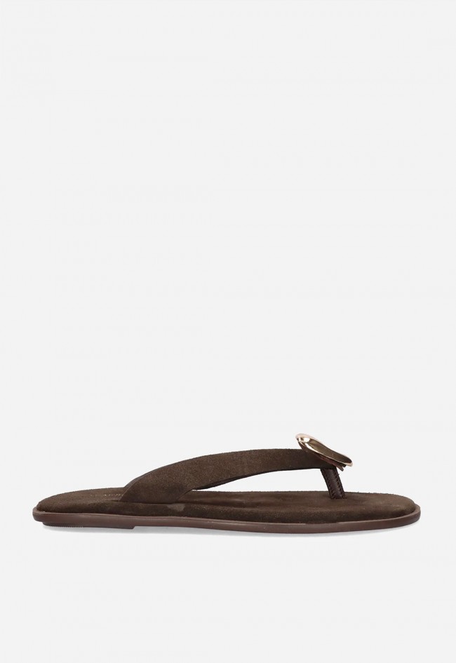 Sandalia plana mujer EXE 566 Zizel Suede Brown en piel marrón – elegancia dorada para tus looks de verano