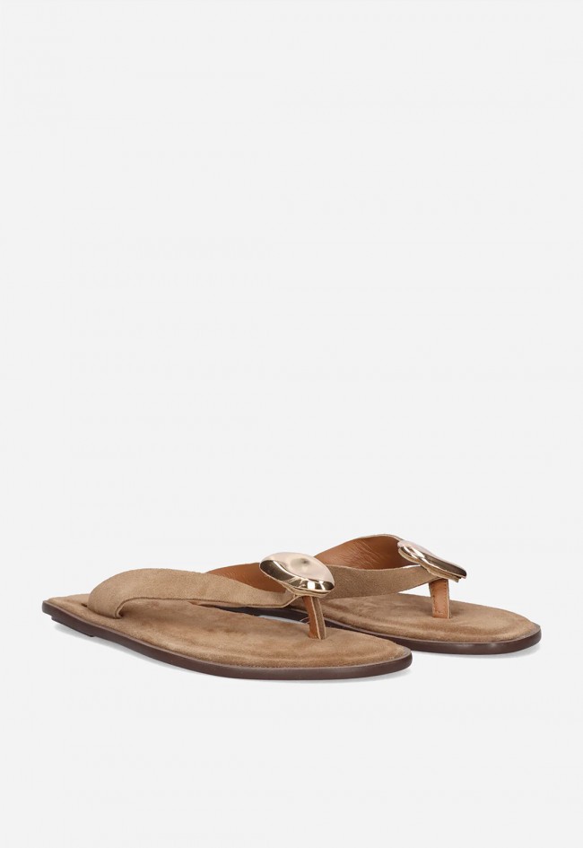Sandalia plana mujer EXE 566 Zizel Suede Taupe en piel – sofisticación natural con detalle dorado
