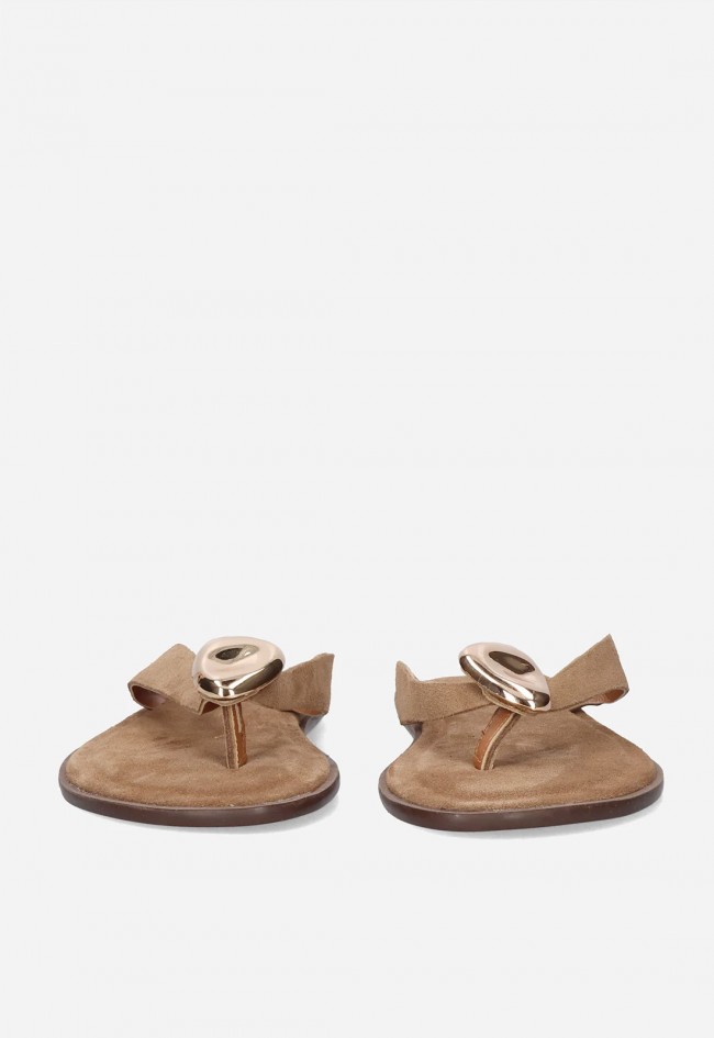 Sandalia plana mujer EXE 566 Zizel Suede Taupe en piel – sofisticación natural con detalle dorado