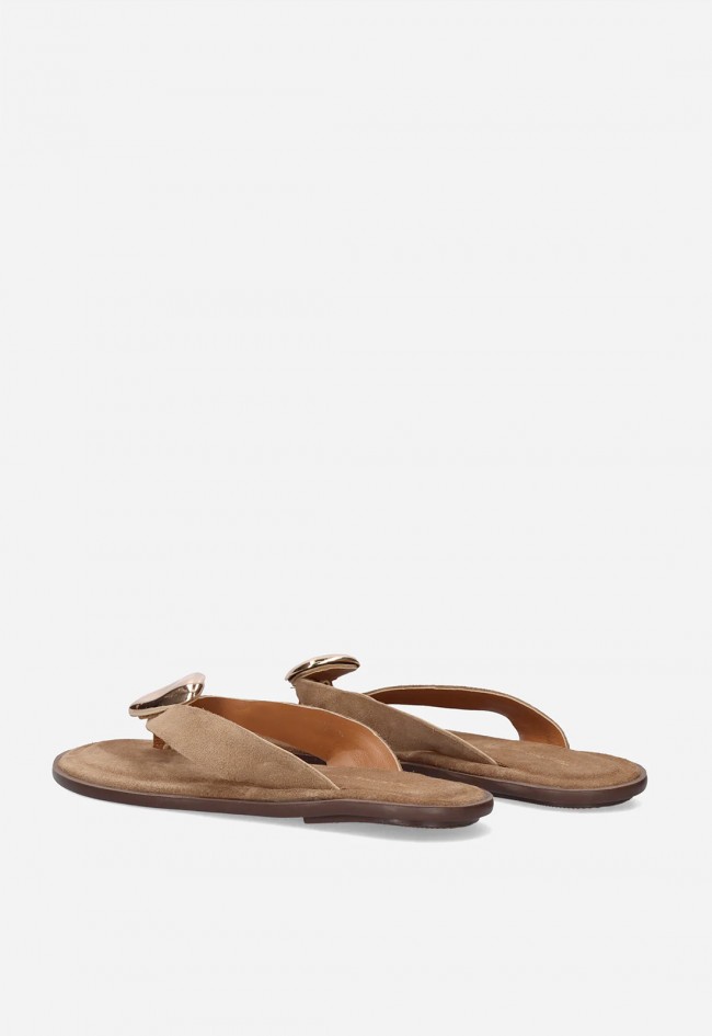 Sandalia plana mujer EXE 566 Zizel Suede Taupe en piel – sofisticación natural con detalle dorado