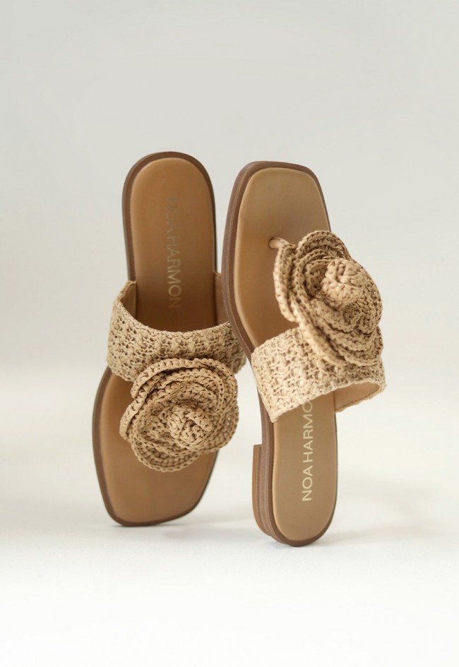 Sandalia plana mujer Noa Harmon Acacia con flor de rafia – estilo natural para brillar en verano