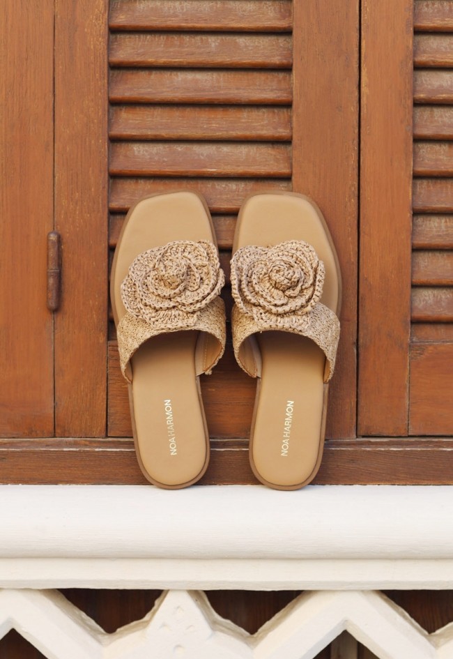 Sandalia plana mujer Noa Harmon Acacia con flor de rafia – estilo natural para brillar en verano