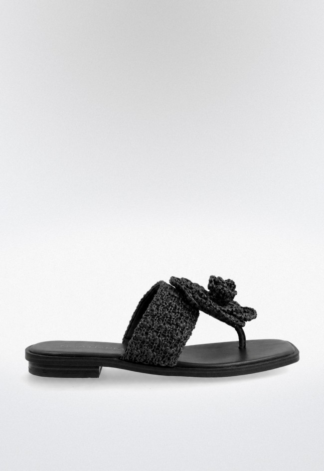 Sandalia plana mujer Noa Harmon Acacia negra con flor de rafia – elegancia natural para verano