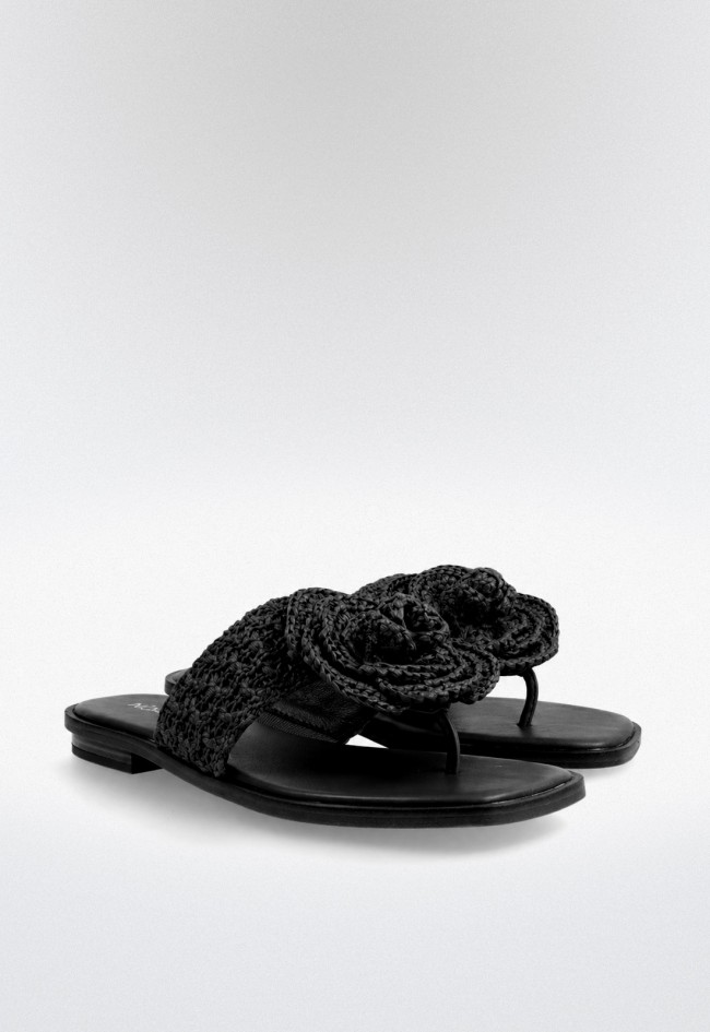 Sandalia plana mujer Noa Harmon Acacia negra con flor de rafia – elegancia natural para verano
