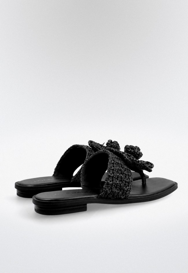 Sandalia plana mujer Noa Harmon Acacia negra con flor de rafia – elegancia natural para verano