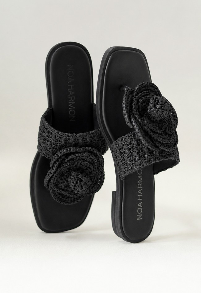 Sandalia plana mujer Noa Harmon Acacia negra con flor de rafia – elegancia natural para verano