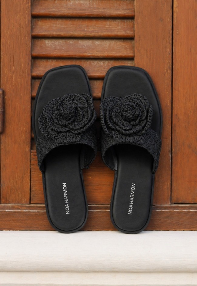 Sandalia plana mujer Noa Harmon Acacia negra con flor de rafia – elegancia natural para verano