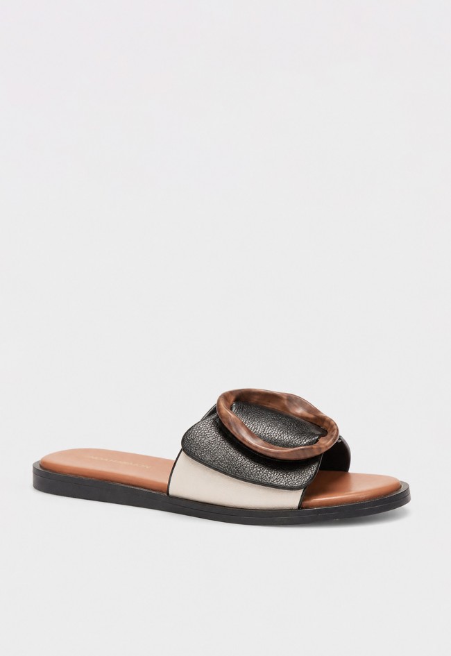 Sandalia plana mujer Noa Harmon 9663-M06 en piel con adorno carey – estilo chic de verano