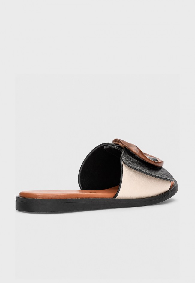 Sandalia plana mujer Noa Harmon 9663-M06 en piel con adorno carey – estilo chic de verano