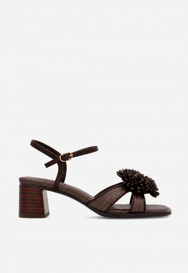 Sandalia de tacón mujer Noa Harmon RIVA moka con flor de rafia – elegancia natural
