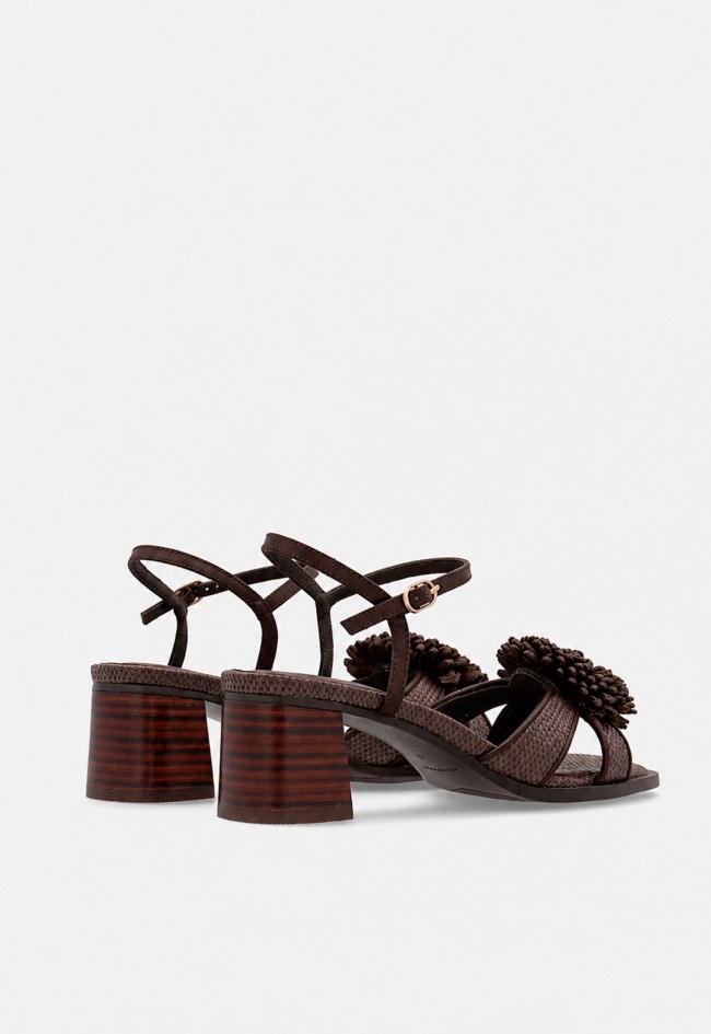 Sandalia de tacón mujer Noa Harmon RIVA moka con flor de rafia – elegancia natural