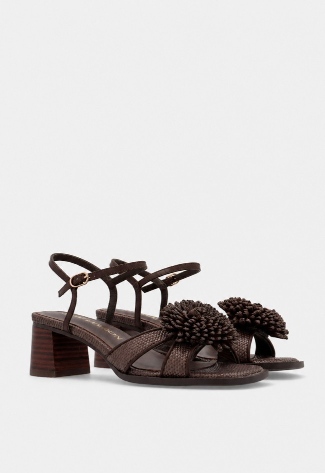 Sandalia de tacón mujer Noa Harmon RIVA moka con flor de rafia – elegancia natural