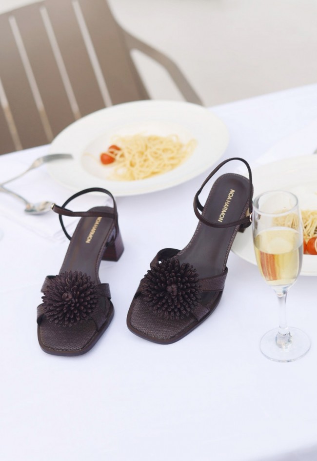 Sandalia de tacón mujer Noa Harmon RIVA moka con flor de rafia – elegancia natural