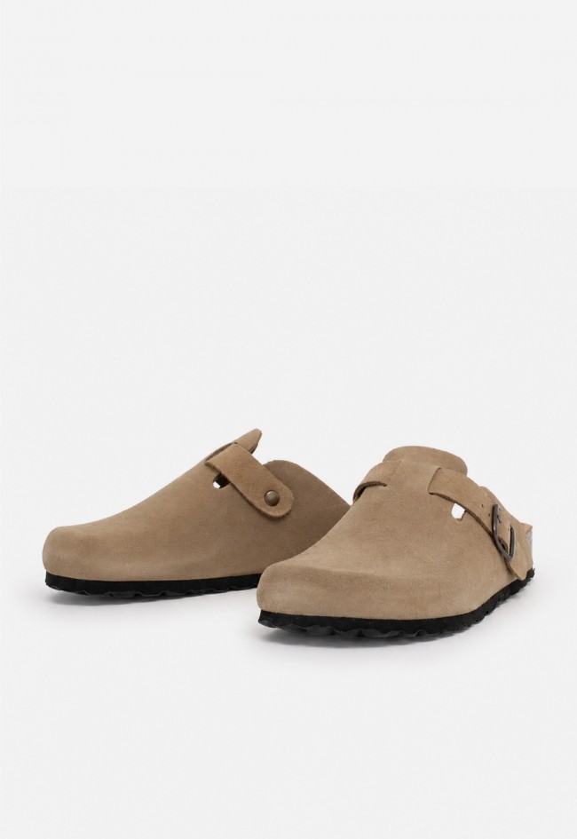 Zueco bio de mujer en piel serraje taupe con hebilla — estilo relajado y comfy a la última VAS 355