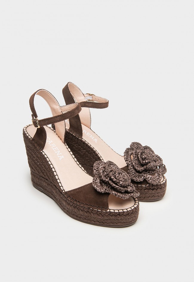 Sandalia cuña de esparto Macarena Alba en piel marrón – elegancia mediterránea con flor artesanal