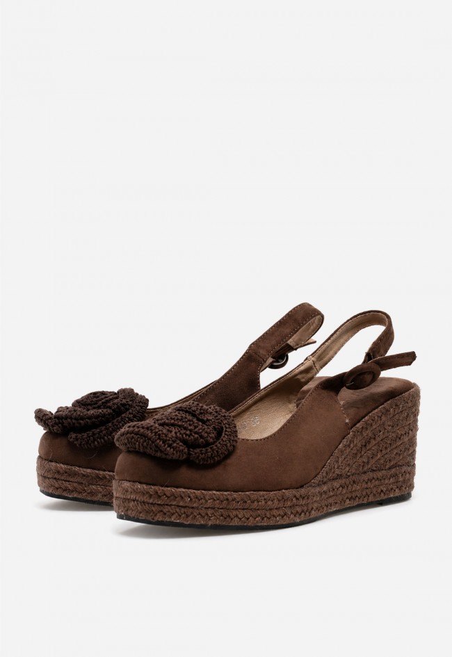 Alpargata mujer moka Identity 5040 – cuña de esparto y flor crochet