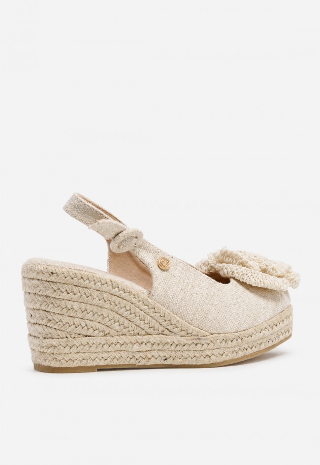 Alpargata mujer hielo Identity 5040 – cuña de esparto y flor crochet