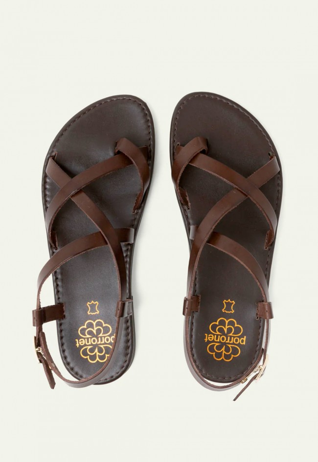 Sandalias Porronet Abril de piel moka con diseño artesanal