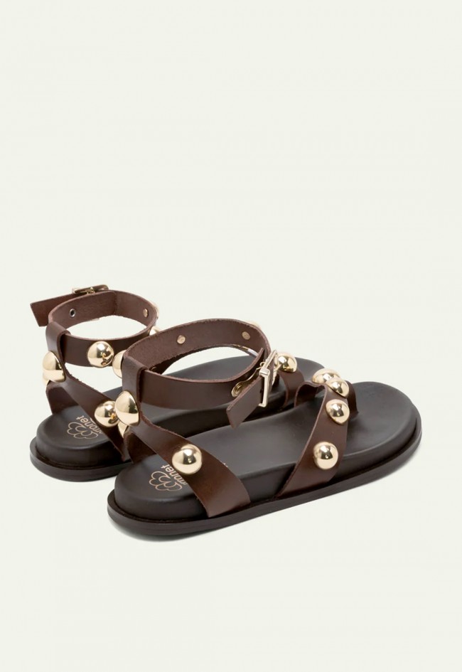 andalias Porronet Holly de piel moka con tachuelas doradas