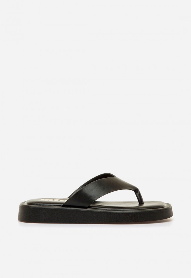 Sandalias Mustang Maby negras veganas con diseño minimal