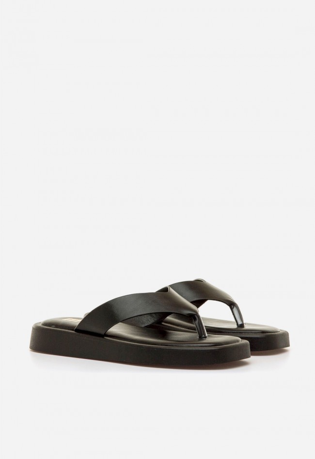 Sandalias Mustang Maby negras veganas con diseño minimal