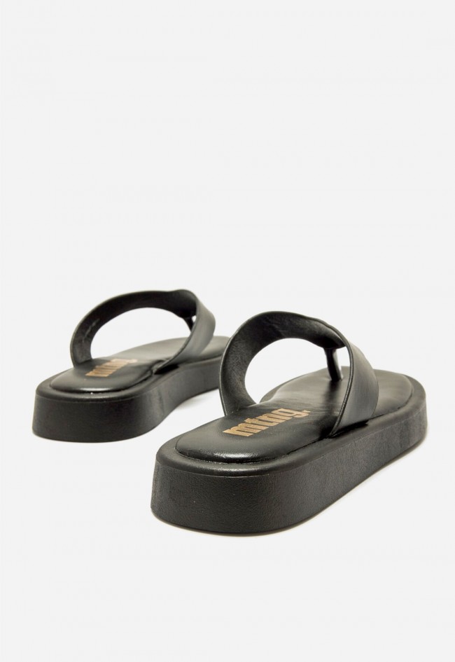 Sandalias Mustang Maby negras veganas con diseño minimal
