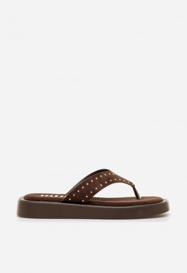 Sandalias Mustang Maby moka con tachas doradas y estilo casual chic