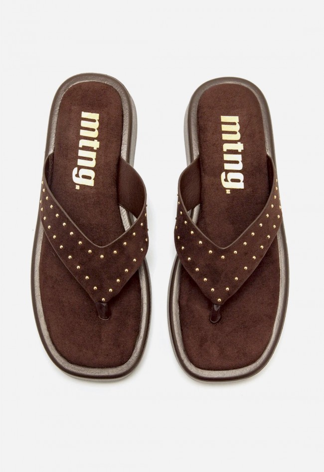 Sandalias Mustang Maby moka con tachas doradas y estilo casual chic