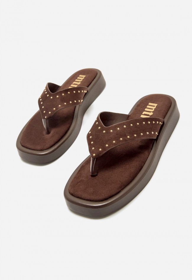 Sandalias Mustang Maby moka con tachas doradas y estilo casual chic